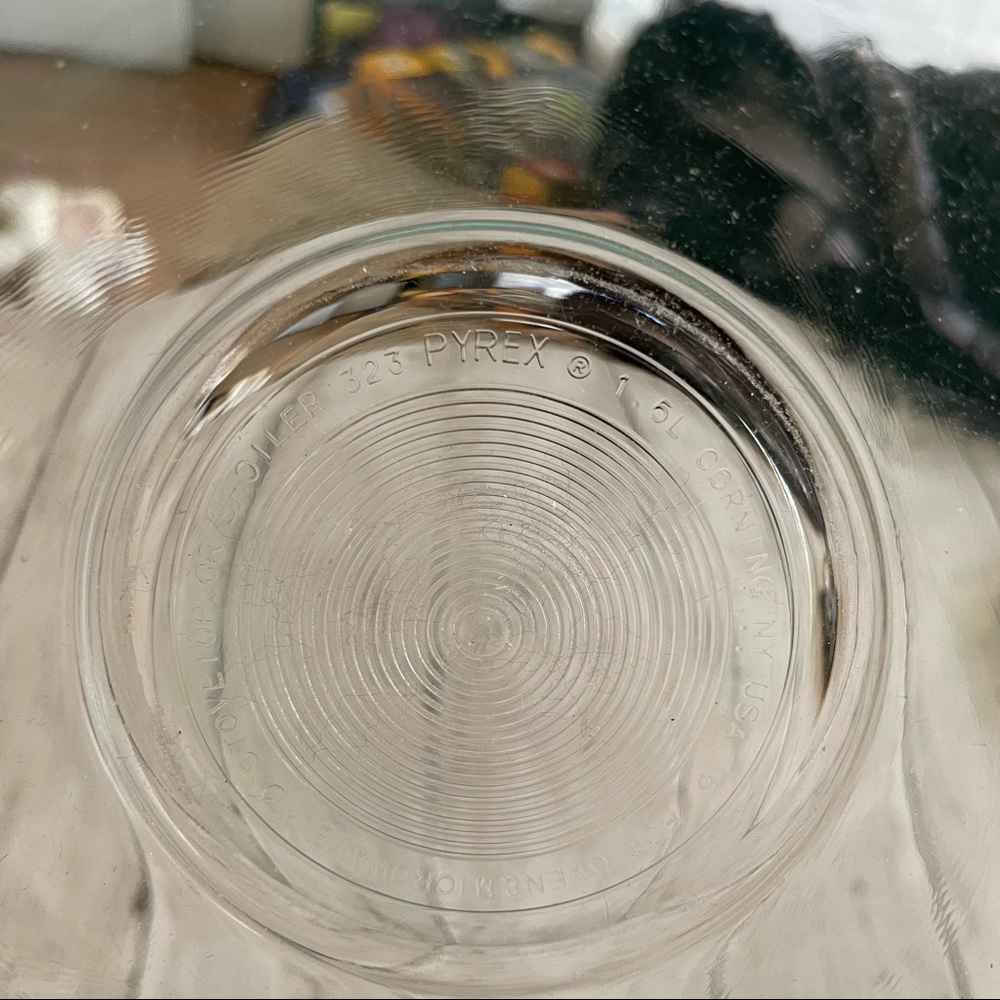 PREOWNED VINTAGE PYREX CLEAR FLORAL MIXING BOWL 1.5L GLASS - Picture 3 of 8